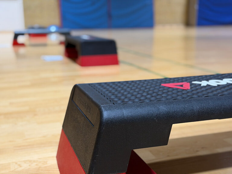 Stepbænk til gymnastikhold