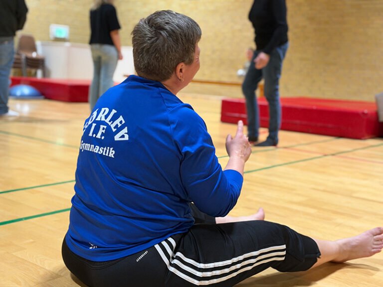 Træner i gymnastiksalen
